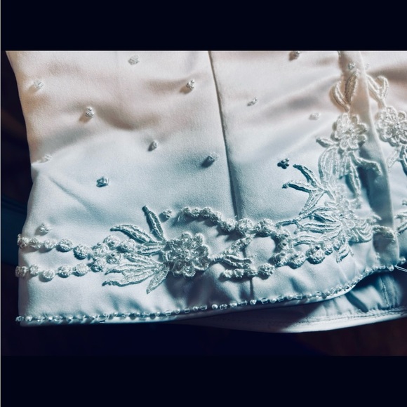 Elegant White Embroidered Camisole - Picture 11 of 16